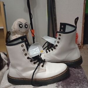 White Dr Martens 8 Eyelet Lace Up Boots Size Womens 7 / Mens 6
